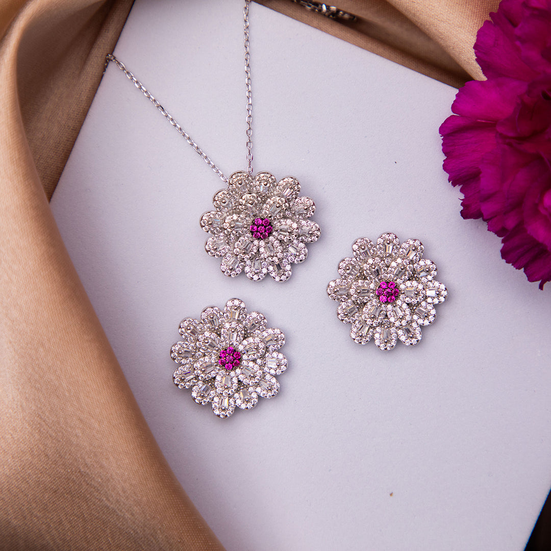 Enthralling Daisy Pendant Set