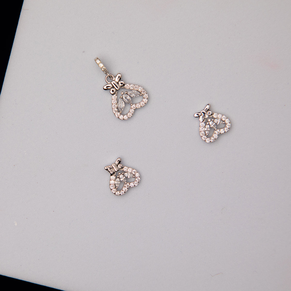 Fancy White Stone Pendant Set